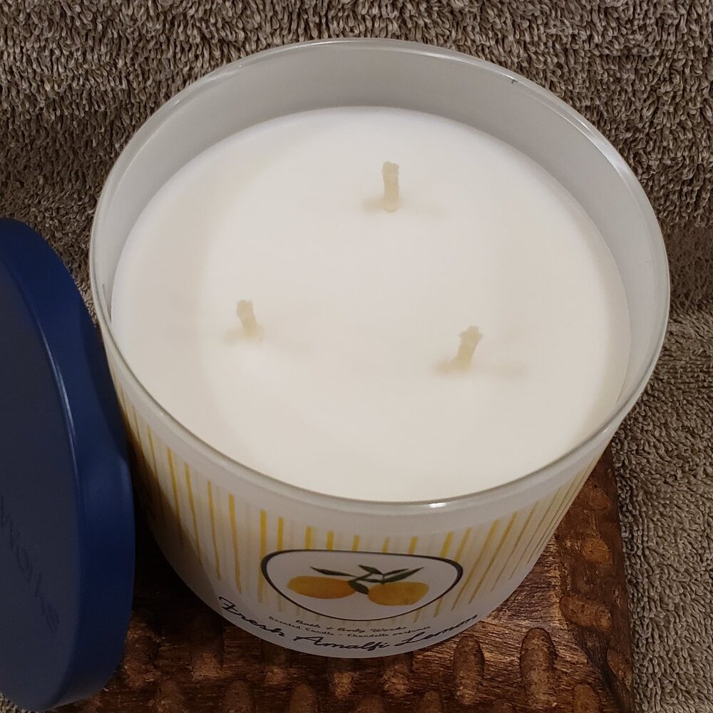 ✨Host Pick ✨NEW BBW 3-Wick Fresh Amalfi Lemon Candle - Picture 3 of 5